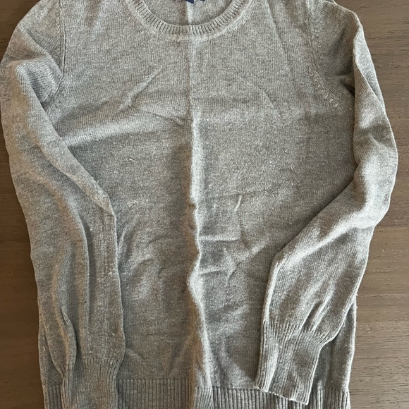 Gap Luxe cashmere grey sweater with buttons in the left shoulder - Picture 2 of 3